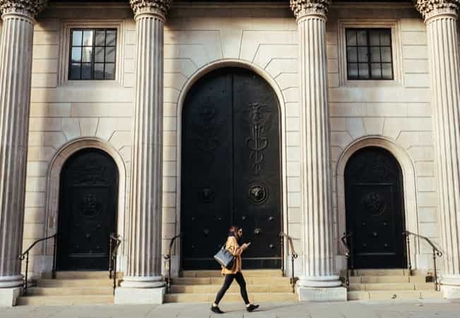 Piéton passant devant un lieu public prédominant