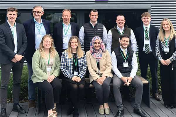 Groupe de bénévoles dans une école britannique