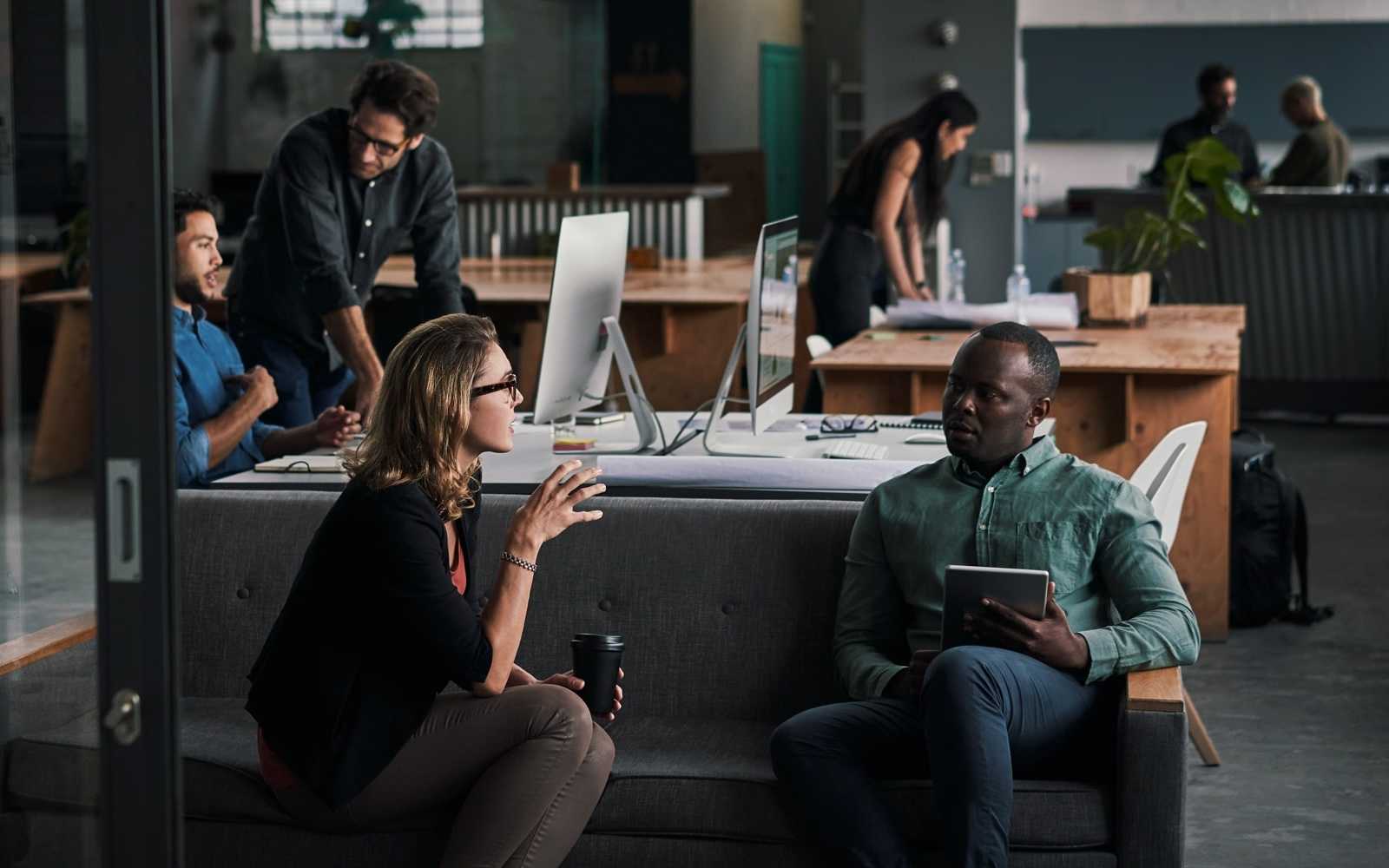 Les dirigeants du groupe de ressources pour les employés discutent d'une prochaine négociation de bail